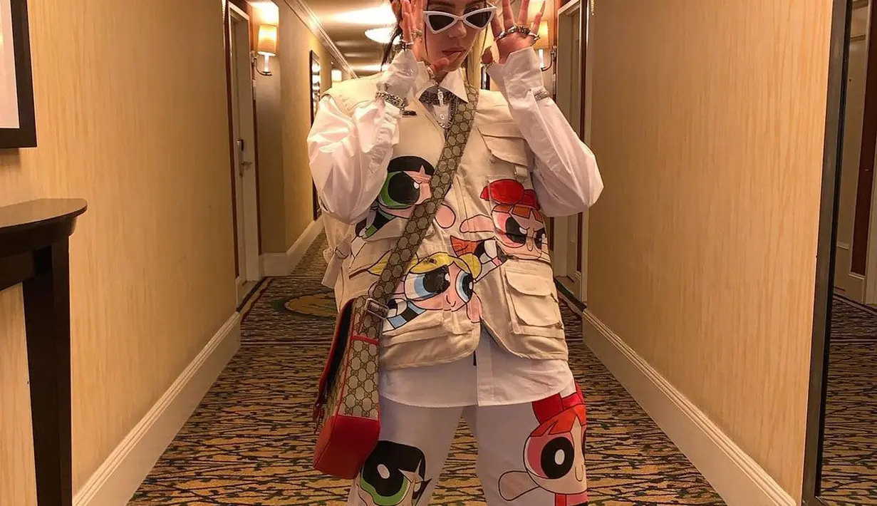 Keberaniannya dalam bergaya juga patut dipuji, ia berhasil menampilkan karakter kartun dalam fashion tanpa terkesan kekanak-kanakan.