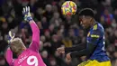 Manchester United akhirnya mampu unggul 1-0 pada menit ke-55. Tandukan Anthony Elanga berhasil membobol gawang Brentford usai menerima umpan Fred yang terlebih dahulu dikontrol dengan kakinya. (AP/Matt Dunham)