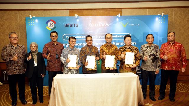 Gesits, Alva dan Volta dalam Penandatangan Nota Kesepahaman Pengembangan Ekosistem (Kendaraan Bermotor Listrik Berbasis Baterai (KBLBB) di Jakarta, Selasa (28/3/2023). (Dok PLN)