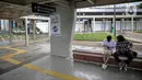 Warga berbincang di kawasan integrasi terpadu Stasiun Manggarai, Jakarta, Senin (10/1/2022). Penataan kawasan integrasi terpadu Stasiun Manggarai mencakup revitalisasi halte Transjakarta, pembuatan taman, dan peletakan papan petunjuk jalan atau wayfinding signage. (Liputan6.com/Faizal Fanani)