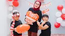 Ayus Sabyan dan Ririe Fairus sedang mengantar sambil menonton dan mendukung anak-anak mereka saat lomba 17 Agustus 2022 di HUT RI ke-77. (Instagram @ririe_fairus)