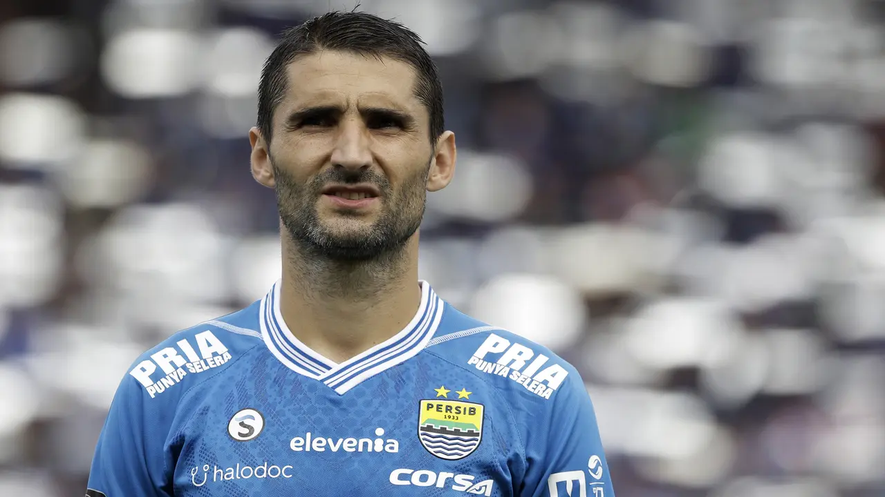 Gelandang Persib Bandung, Srdan Lopicic, bersiap saat akan melawan TIRA Persikabo pada laga Piala Presiden 2019. (Bola.com/Yoppy Renato)