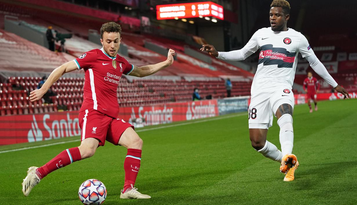 Striker Liverpool, Diogo Jota, berebut bola dengan gelandang Midtjylland, Frank Onyeka, pada laga Liga Champions 2020/2021 di Stadion Anfield, Rabu (28/10/2020) dini hari WIB. Liverpool menang 2-0 atas Midtjylland. (AFP/Jon Super/pool)