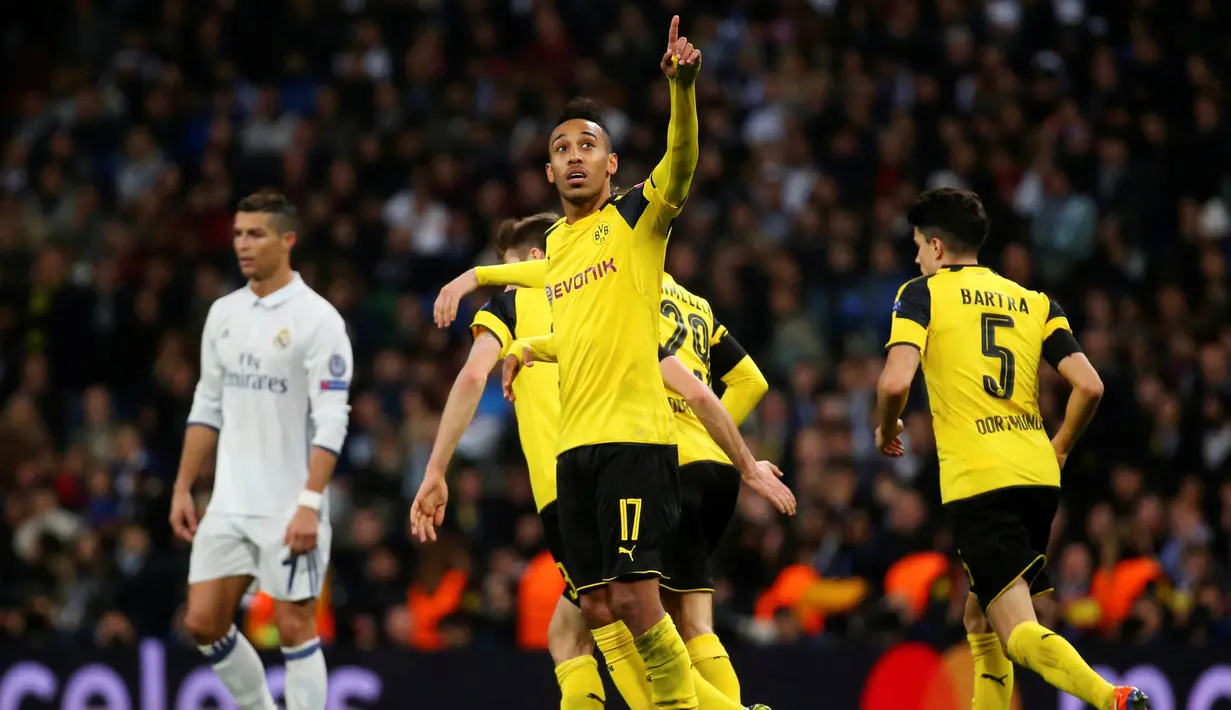 Penyerang Dortmund, Pierre-Emerick Aubameyang melakukan selebrasi usai mencetak gol ke gawang Real Madrid di Grup F Liga Champions di Santiago Bernabeu, Madrid, (8/12). Real Madrid bermain imbang 2-2 dengan Dortmund. (REUTERS/Susana Vera)