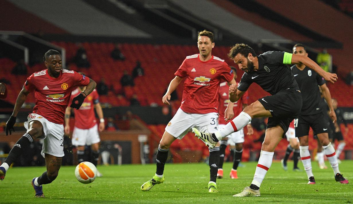 Bek Granada, German Sanchez (kanan) melepaskan tendangan ke gawang Manchester United dalam laga leg kedua perempatfinal Liga Europa 2020/2021 di Old Trafford Stadium, Manchester, Kamis (15/4/2021). Granada kalah 0-2 dari Manchester United. (AFP/Oli Scarff)