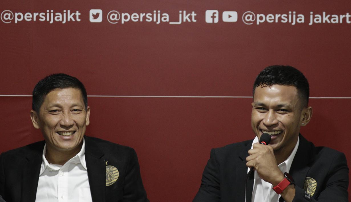 Pemain baru Persija Jakarta, Osvaldo Haay, didampingi Ferry Paulus, saat perkenalan di Kantor Persija, Kuningan, Jakarta, Senin, (10/2/2020). Pemain andalan Timnas Indonesia U-23 itu resmi memperkuat Macan Kemayoran musim depan. (Bola.com/M Iqbal Ichsan)