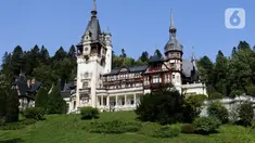 Wisatawan berada di salah satu ruangan Kastil Peles di kawasan Sinaia, Rumania, Minggu (1/10/2023). Kastil Peleș (Bahasa Rumania: Castelul Peleș) adalah sebuah istana Neo-Renaisans di Domain Kerajaan Sinaia di Pegunungan Carpathia, dekat Sinaia, di Kabupaten Prahova, Rumania, pada rute abad pertengahan yang menghubungkan Transilvania dan Wallachia, dibangun antara tahun 1873 dan 1914. (Liputan6.com/Herman Zakharia)