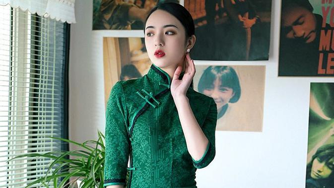 Memilih Cheongsam. (Foto: instagram/ cozyladywear)