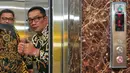 Gubernur Jawa Barat Ridwan Kamil menaiki lift di DPP Golkar, Jakarta,Rabu (18/1/2023). Ridwan Kamil atau Kang Emil resmi diumumkan sebagai kader Partai Golkar. (Liputan6.com/Angga Yuniar)