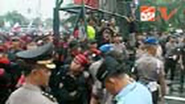 Ribuan Buruh Masih Bertahan di Depan DPR