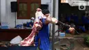 Panitia memindahkan daging hewan kurban di Masjid Daarul Falah, Jakarta Selatan, Selasa (20/7/2021). Umat muslim seluruh dunia serempak merayakan Hari Raya Idul Adha yang ditandai dengan pemotongan hewan kurban sehari setelah jemaah haji wukuf di Padang Arafah. (Liputan6.com/Angga Yuniar)