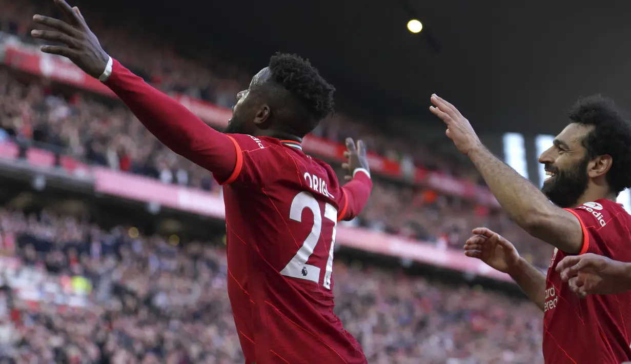 <p>Penyerang Liverpool, Divock Origi (kiri) berselebrasi setelah mencetak gol kedua timnya ke gawang Everton selama pertandingan lanjutan Liga Inggris di stadion Anfield di Liverpool, Inggris, Minggu (24/4/2022). Liverpool menang atas Everton dengan skor 2-0. (AP Photo/Jon Super)</p>