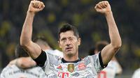 Harapan yang mulai tumbuh di pihak Borussia Dortmund akhirnya dipatahkan oleh Robert Lewandwoski. Memanfaatkan blunder Manuel Akanji di menit ke-74, Lewandowski berhasil memaksa kiper Gregor Kobel untuk memungut bola dari dalam gawangnya. (Foto: AP/Martin Meissner)