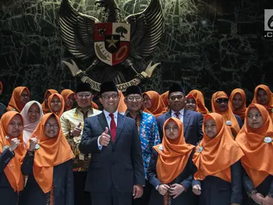 Gubernur DKI Jakarta Anies Baswedan foto bersama Kafilah Provinsi DKI Jakarta untuk mengikuti Musabaqah Tilawatil Quran (MTQ) Tingkat Nasional XXVII, Jakarta, Kamis (4/10). Anies berharap Kafilah DKI dapat meraih juara umum. (Liputan6.com/Faizal Fanani)