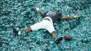 Pemain Philadelphia Eagles, C.J. Gardner-Johnson merayakan kemenangan atas Kansas City dalam laga final yang berlangsung di Caesars Superdome, New Orleans, Louisiana, Senin (10/02/2025). (AFP/Patrick Smith)