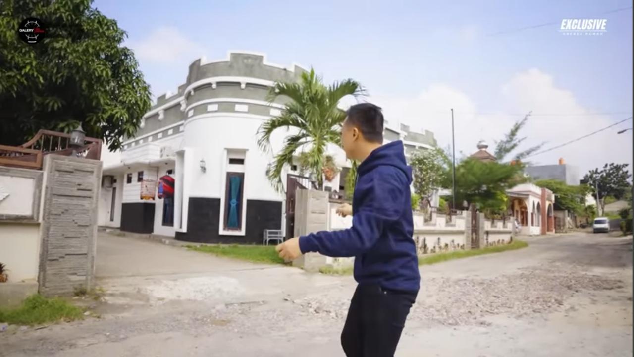 Luasnya 1.327 Meter, Potret Rumah Mewah 'Babang Tamvan' Andika Kangen Band - Ruangan Khusus Pakaian Bak Toko di Mal
