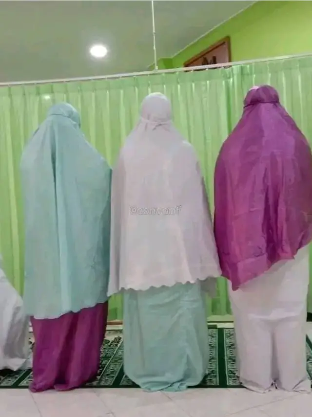 6 Potret Atasan dan Bawahan Mukena Tabrak Warna Ini Nyeleneh, Bikin Gagal Fokus