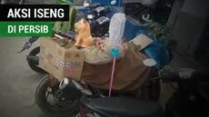 Berita video motor sport bek Persib Bandung, Jajang Sukmara, menjadi sasaran aksi iseng dari rekan-rekan setim dan ofisial. Seperti apa jadinya bentuk motor Jajang?