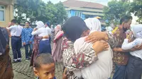 Isak tangis mewarnai serah terima siswa baru dari orang tua kepada SMKN Jawa Tengah Pati/Istimewa.