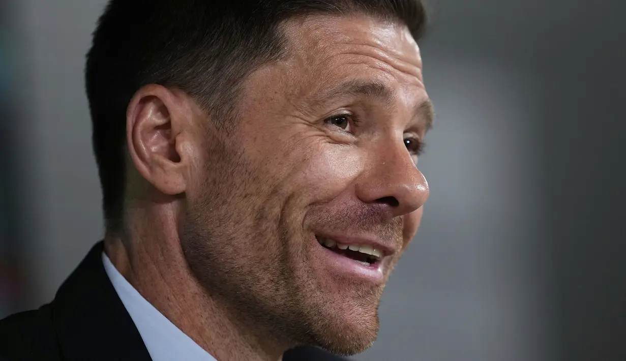 Xabi Alonso memberikan keterangan di depan media dalam konferensi pers perkenalan pelatih baru Real Madrid yang berlangsung di Real Madrid Sports City, Valdebebas, Spanyol, Senin (26/05/2025) waktu setempat. (AP Photo/Jose Breton)