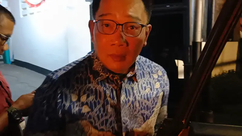 Bakal calon Gubernur Jakarta, Ridwan Kamil, melakukan pertemuan dengan Ketua Umum Partai Amanat Nasional (PAN), Zulkifli Hasan. Pertemuan berlangsung di rumah dinas Zulkifli Hasan, Senin malam (26/8/2024). (Merdeka.com/Rahmat Baihaqi)