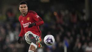Gelandang Manchester United, Casemiro saat menghadapi Chelsea pada laga pekan ke-31 Premier League 2023/2024 di Stamford Bridge, London, Kamis (4/4/2024). (AP Photo/Kin Cheung)