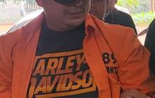 Dito Mahendra Tiba di Bareskrim, Tangan Diborgol dan Tutupi Wajah dengan Topi