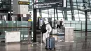 Calon penumpang pesawat menggunakan alat pelindung diri (APD) di Terminal 3 Bandara Soekarno-Hatta (Soetta), Tangerang, Banten, Senin (11/5/2020). Calon penumpang menggunakan APD untuk melindungi diri dari penularan virus corona COVID-19. (Liputan6.com/Faizal Fanani)