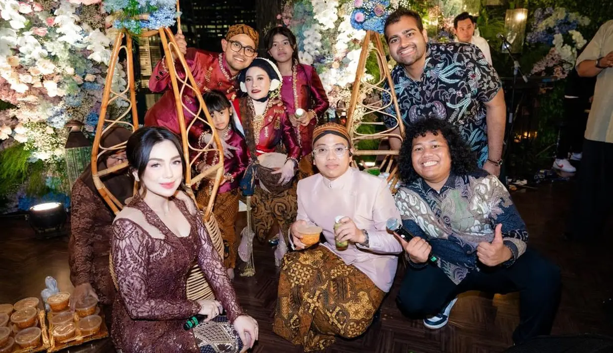 Terbaru, ia mencuri atensi saat menghadiri sebuah acara mitoni kehamilan salah satu sahabatnya.