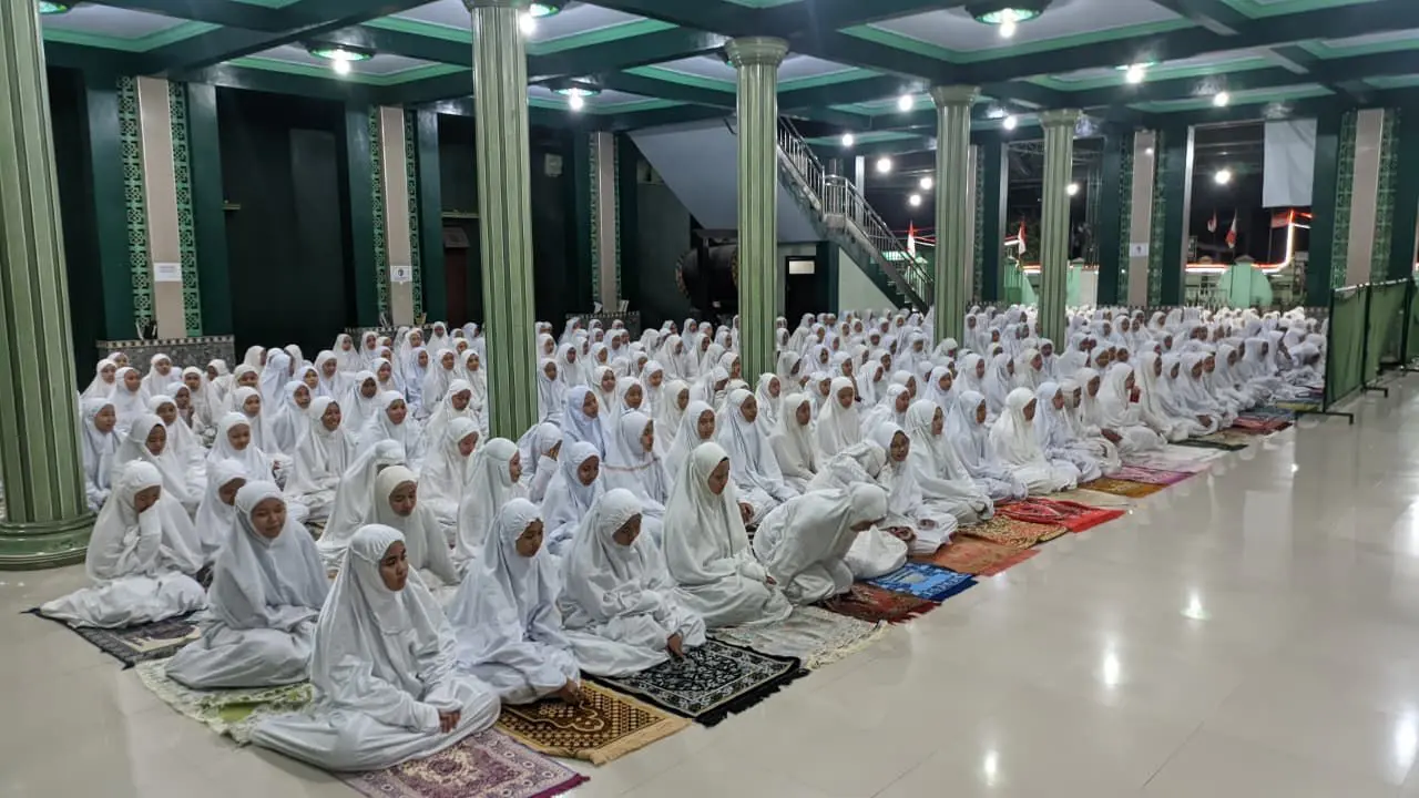 Ratusan santri dan kiai dari kumpulan pondok pesantren se-Jombang, Jawa Timur (Jatim), menggelar salat gaib dan doa bersama untuk keselamatan bangsa (Istimewa)