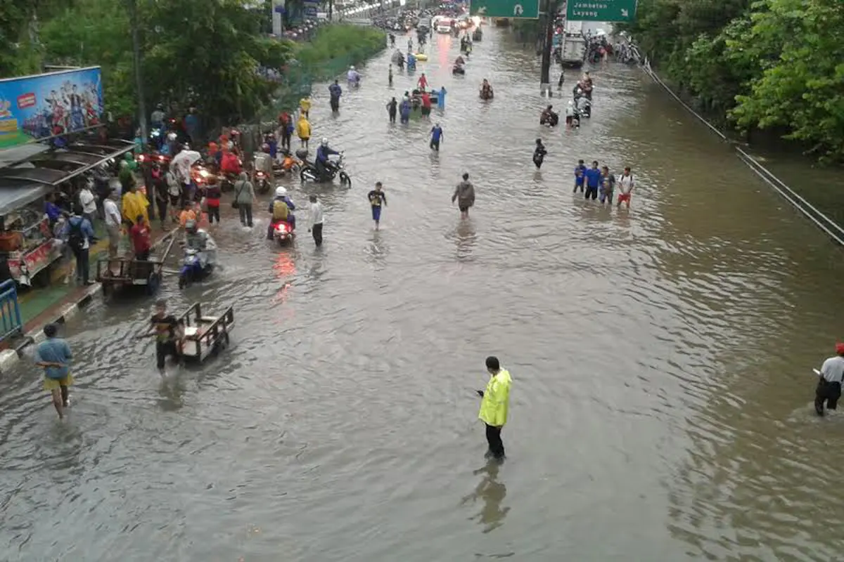 Banjir Datang, Beberapa Warga di Tanjung Duren Alih Profesi