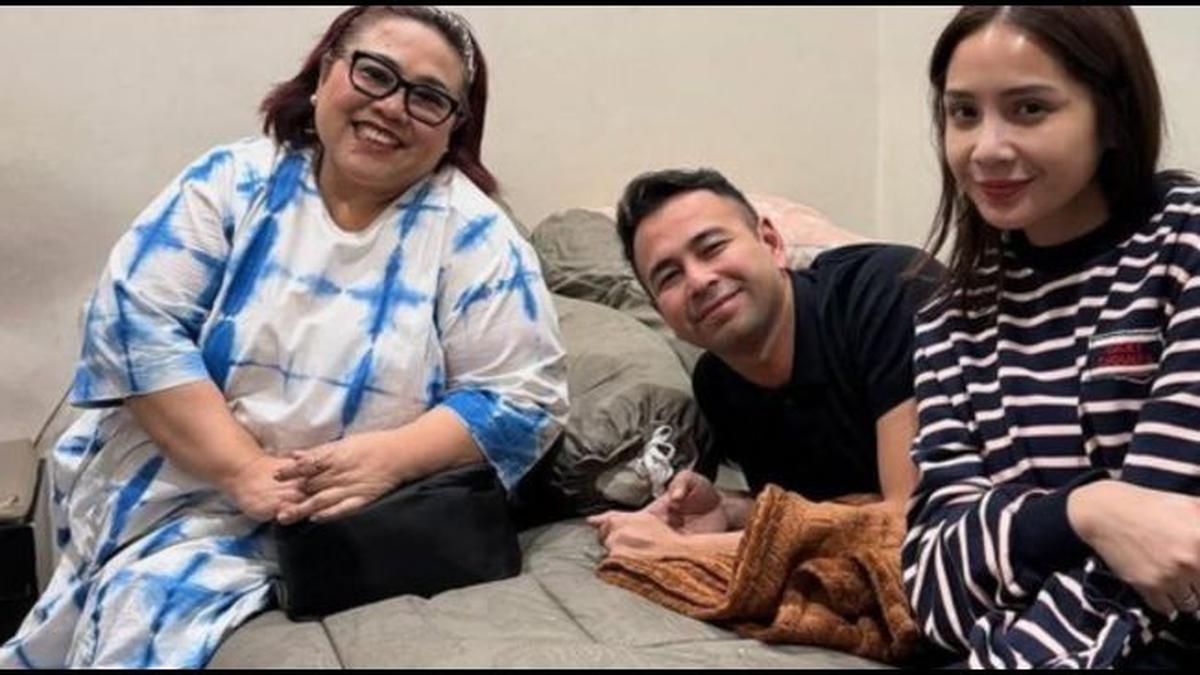 Beri Doa Tulus, Potret Raffi Ahmad dan Nagita Slavina Jenguk Nunung di Kos-Kosan