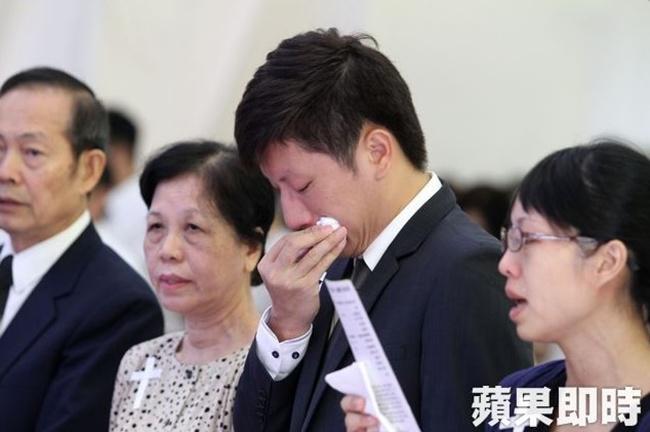 Lu tak kuasa menahan air mata di hari pemakaman kekasih hatinya/copyright worldofbuzz.com