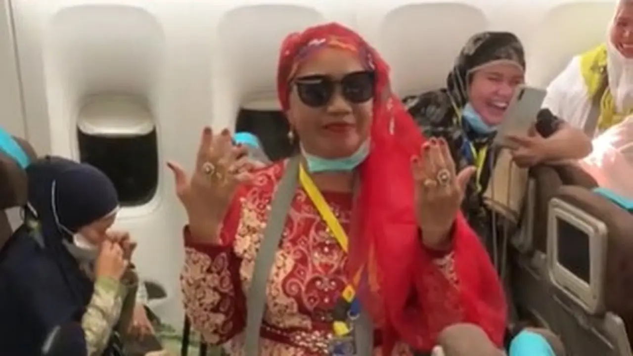 Viral Jemaah Haji Berdandan Nyentrik saat Pulang ke Tanah Air, Penuh Perhiasan