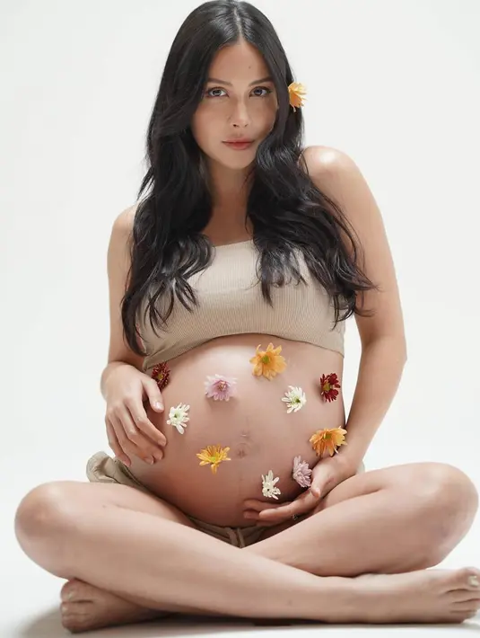 Tengah menjalani momen persalinan, Estelle Linden yang mengabadikan momen perjalannya tersebut menuai banyak doa dari para penggemar dan sahabat. Banyak yang mendoakan agar persalinannya berjalan lancar dan mudah. (Liputan6.com/IG/@estelleelinden)