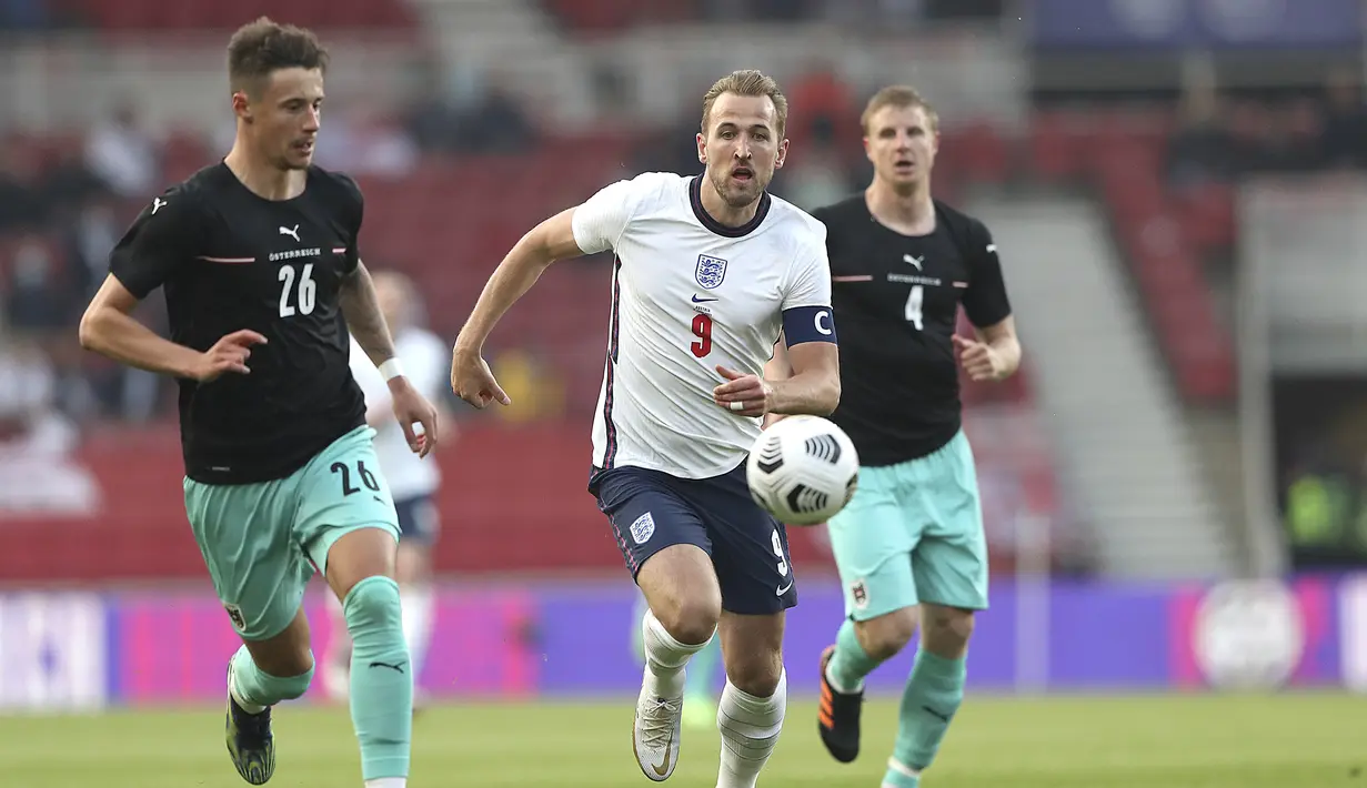 Striker Inggris, Harry Kane (tengah) berebut bola dengan bek Austria, Marco Friedl dalam laga uji coba menjelang berlangsungnya Euro 2020 di Riverside Stadium, Middlesbrough, Rabu (2/6/2021). Inggris menang 1-0 atas Austria. (AP/Scott Heppell/Pool)