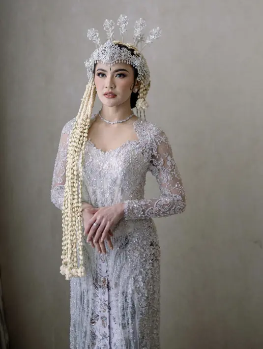 Mahalini juga terlihat memukat dalam balutan kebaya putih bergaya Sunda. [Foto: Instagram/ Asky Febrianty]