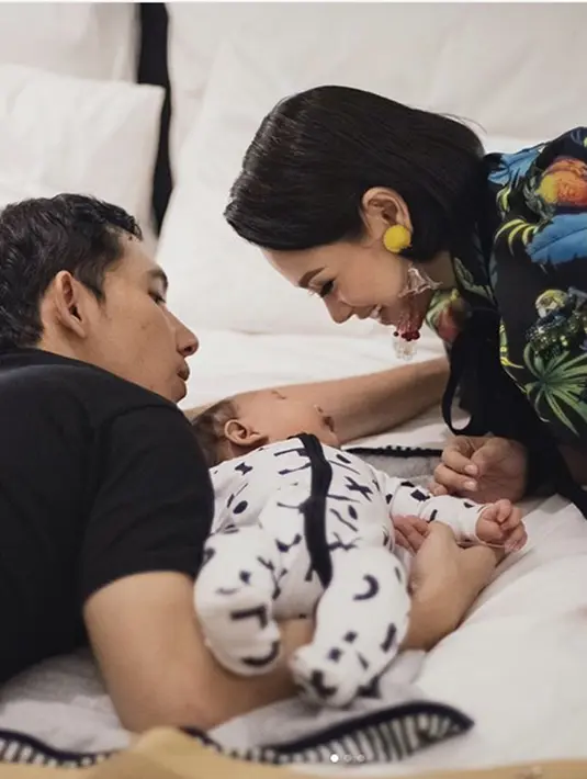 "Dibimbing sama @budedotty yang super keren. Bude Dotty selama Kawa masih di dalam kandungan memberikan training aquarobic untuk Ibu," lanjut Andien dalam foto mengendong buah hatinya. (Instagram/andienippekawa)