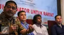 Ketua Komite II DPD Parlindungan Purba (kiri) saat menjadi pembicara diskusi Membaca Peta Kabinet, Pro Daerah ataukah Pro Status Quo? di Jakarta, Minggu (13/9/2015). Diskusi membahas kinerja menteri Paska Reshuffle Kabinet. (Liputan6.com/Faizal Fanani)