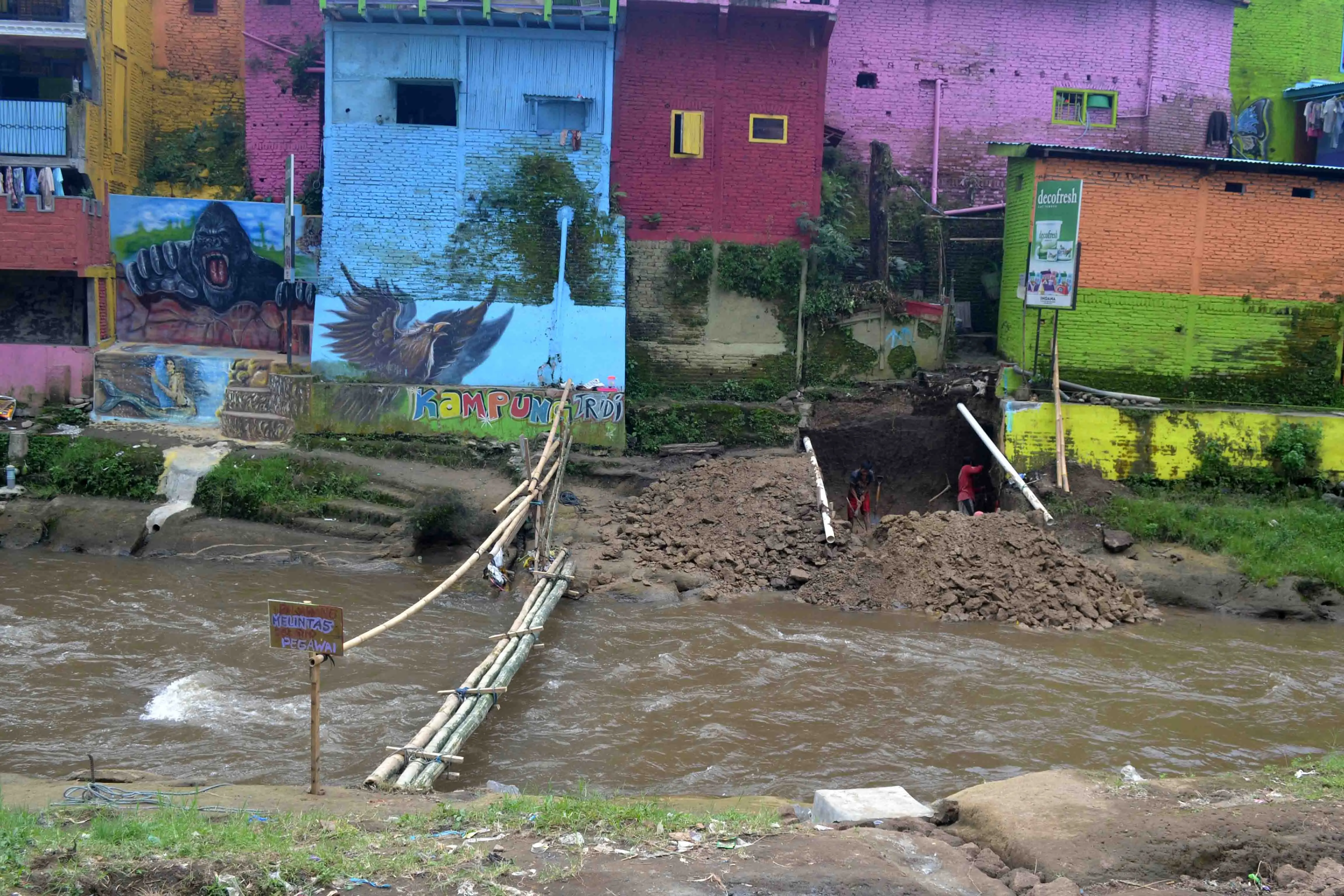 Jembatan kaca di Kampung Warna-warni Malang itu ditargetkan bakal beroperasi pada Idul Fitri tahun ini. (Liputan6.com/Zainul Arifin)