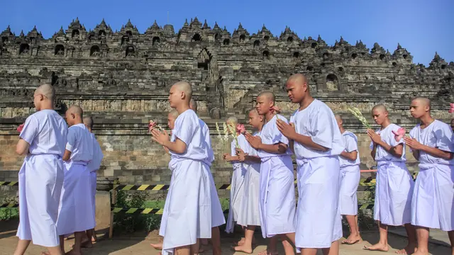 Ritual Pabbaja Samanera untuk Calon Biksu Budha