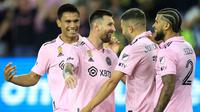 Pemain Inter Miami, Lionel Messi (tengah kiri) melakukan selebrasi setelah mencetak assist untuk rekannya, Jordi Alba pada laga lanjutan Major League Soccer (MLS) antara Los Angeles FC melawan Inter Miami di Stadion BMO, Senin (04/09/2023) WIB. (AFP/Getty Images/Sean M. Haffey)