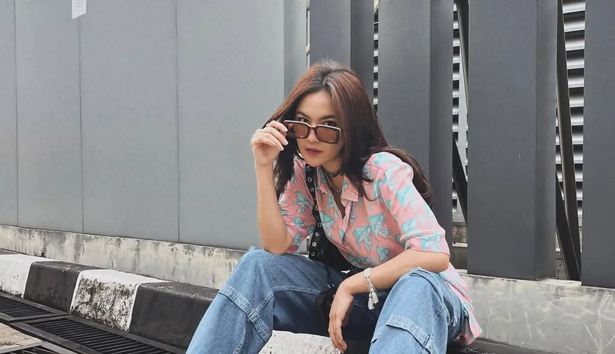 Dalam media sosial Instagramnya, Mahalini kerap tampil stylish dengan busana kasualnya saat berada di luar panggung. Beda dengan penampilannya yang selalu terlihat glamor, penampilannya ini pun tetap mencuri perhatian. Padukan gaya dengan beraneka kacamata, penampilannya pun makin terlihat kece. (Liputan6.com/IG/@mahaliniraharja)