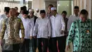 Wapres Jusuf Kalla (tengah) didampingi Ketua Komisi XI DPR Fadel Muhammad (kanan) dan MenPAN RB Yuddy Chrisnandi usai mengikuti peringatan Maulid Nabi Muhammad SAW 1437 H di Masjid Istiqlal, Jakarta, Kamis (24/12). (Liputan6.com/Faizal Fanani)
