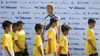 Pesepak bola Jepang yang bermain di AC Milan, Keisuke Honda, memberikan pelatihan kepada anak-anak di Lapangan Sepak bola Pertamina Simprug, Jakarta, Sabtu (11/6/2016). (Bola.com/Vitalis Yogi Trisna)