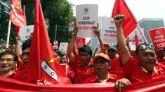 Massa dari Sentral Organisasi Karyawan Swadiri Indonesia (SOKSI) pimpinan Ali Wongso Sinaga melakukan aksi di depan gedung Direktorat Jenderal Administrasi Hukum Umum (Ditjen AHU) Kementerian Hukum dan HAM, Jakarta, (14/9). (Liputan6.com/Johan Tallo)