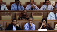 Menteri Keuangan Sri Mulyani (kanan) mendengarkan Rapat Paripurna DPR RI di Senayan, Jakarta, Rabu (25/10). Dari 10 fraksi yang ada di DPR, sembilan di antaranya memberikan persetujuannya.  (Liputan6.com/JohanTallo)