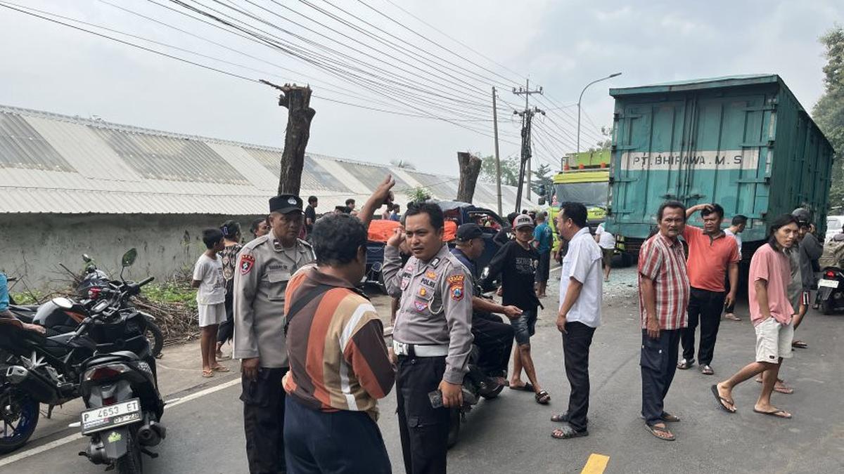 Adu Banteng Truk Vs Pikap di Jalur Pantura Situbondo, 1 Orang Tewas Terjepit Badan Kendaraan