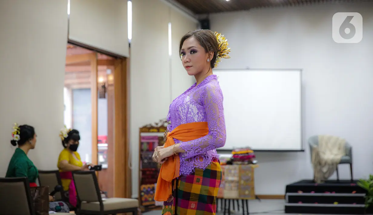 Anggota Perempuan Pelestari Budaya Indonesia mengenakan kebaya Bali dalam Fashion Show Virtual di Jakarta, Sabtu (21/11/2020). Acara fashion show serta penampilan tari Bali tersebut bertemakan #BalikemBali. (Liputan6.com/Faizal Fanani)
