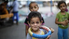 Seorang anak lelaki tampak tengah bermain di kamp pengungsi Sekolah PBB di Jabalia, Gaza (28/7/14). (AFP PHOTO/MOHAMMED ABED)
